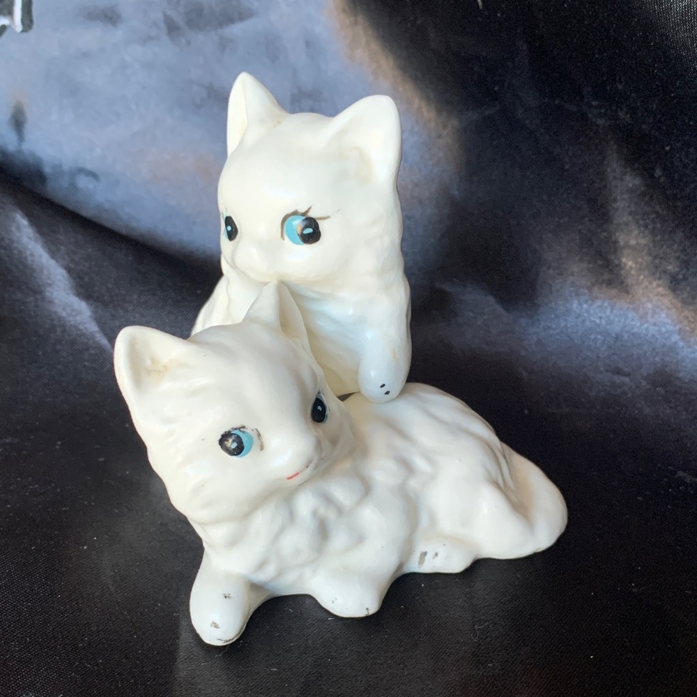 Vintage  White Cats Nesting Salt and Pepper Shakers Figurines Collectables